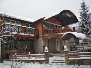 亚列姆切乌迪达格力斯亚山林小屋的雪中房屋 - 带阳台