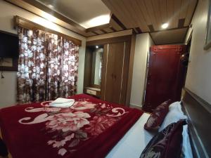 甘托克Hotel Berries的一张床上,上面有鲜花,上面有红毯