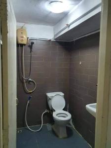 芭堤雅市中心Big Moose Pattaya的一间带卫生间和淋浴的浴室