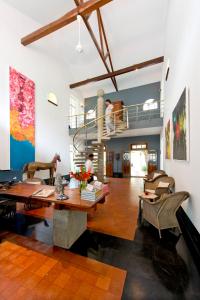 科钦Malabar House的一间带桌子和螺旋楼梯的客厅