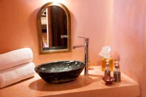 阿格兹达尔索法尔旅馆的浴室设有水槽、镜子和水槽