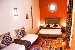 阿格兹达尔索法尔旅馆的一间设有两张床和一张桌子的房间