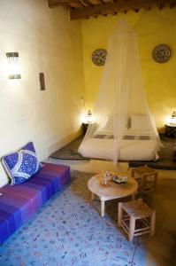 阿格兹达尔索法尔旅馆的客房设有床、沙发和桌子。