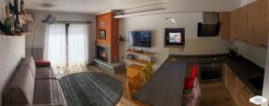 马代西莫Vittoria Casa Vacanza的带沙发和壁炉的客厅