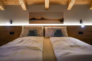拉瓦莱Lüch de Crusteles的一间卧室配有两张带枕头的床。