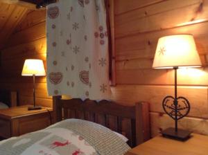 圣母贝莱克萨瓦小屋的一间卧室配有一张床和两张台灯。