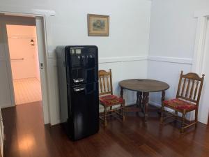 库塔曼德拉Parker st的一张桌子的房间里有一个黑冰箱