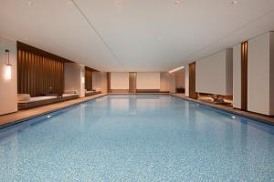 南京南京丰盛五季凯悦臻选酒店的在酒店房间的一个大型游泳池