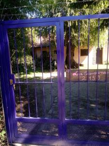 皮拉尔皮拉尔薰衣草山林小屋的大楼前带门的紫色门