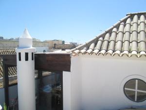 法鲁总队长旅馆的建筑屋顶上的白色灯塔