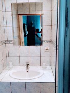 Dun-les-Places杜蒙托木屋旅馆的一间带水槽和镜子的浴室