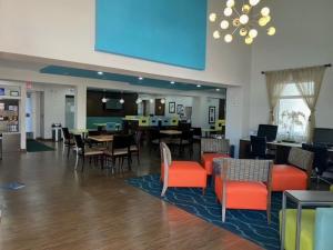 代托纳海滩代托纳比奇海滨拉金塔旅馆及套房的一间带桌椅的餐厅和一间用餐室