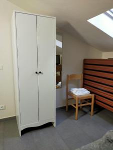 佐拉普雷多萨Braschi 8 B&B的卧室配有白色橱柜和椅子