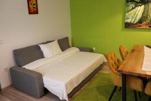 莱斯诺夫Apartamente Bucegi的一间小卧室,配有一张床和一张桌子