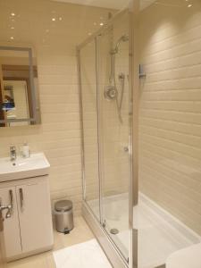 依尔福London Luxury Apartments 4 min walk from Ilford Station, with FREE PARKING FREE WIFI的带淋浴、卫生间和盥洗盆的浴室