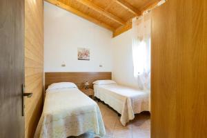 奥特朗托Agriturismo Alimini a Otranto的一间卧室设有两张床和窗户。