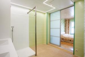 安特卫普Thai Time Wellness的卧室内带玻璃门的步入式淋浴间