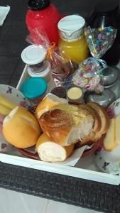 普腊亚罗萨Pousada Las Piedras的装满面包和其他食品的冰箱