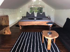 博维茨Adrenaline Check Camping的帐篷内一间卧室,配有一张大床
