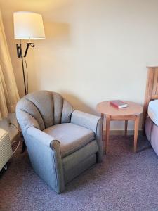 柏林Berlin Heritage Inn的在酒店房间的一个椅子和一张桌子