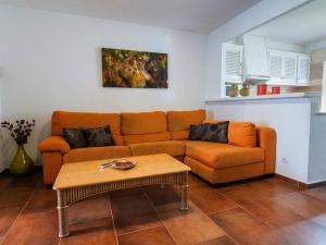 卡拉布兰卡LEIDA - Relax y privacidad的带沙发和咖啡桌的客厅