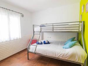 卡拉布兰卡LEIDA - Relax y privacidad的一间卧室配有一张双层床,上面有两个娃娃