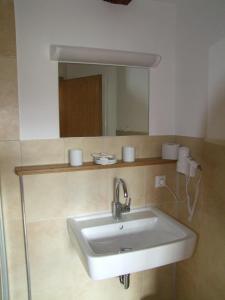 Stubersheim斯图伯塞姆苑酒店的浴室设有白色水槽和镜子