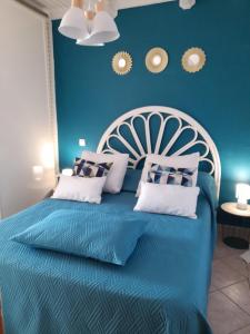 圣安娜9 LYLY LOCATION F3 MEZZANINE的蓝色卧室设有一张带蓝色墙壁的大床