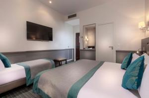 巴黎塞拉米克爱丽舍酒店的酒店客房设有两张床和一台平面电视。