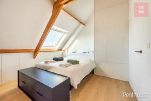 根特Lovely & Stylish accommodations at P36 Gent, near the Center的一间小卧室,配有床和窗户