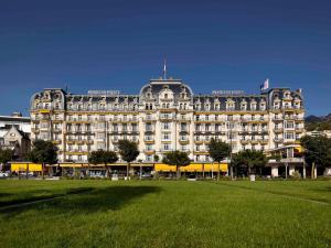 蒙特勒费尔蒙特莱蒙特勒宫酒店的前面有草地的大建筑