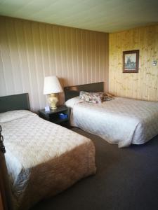 库德尔岛库德里耶酒店（酷酒店）的酒店客房,设有两张床和一盏灯