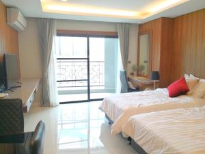 清迈Private wooden style studio room in city area的酒店客房设有两张床和一个阳台。