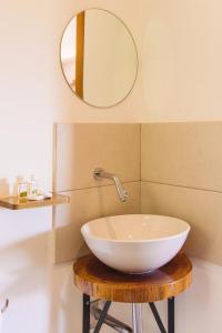 乌蒂拉MANURII Garden的一间带碗水槽和镜子的浴室
