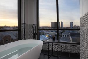 布里斯班Hotel X Brisbane Fortitude Vly, Vignette Collection - an IHG Hotel的一间带浴缸的浴室,享有城市美景