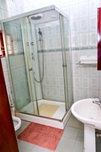 2 Bedroom Bungalow in Alalubosa GRA的一间浴室