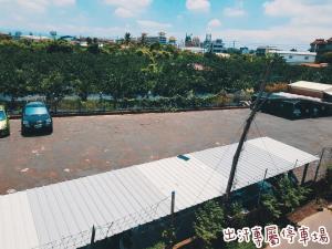 麻豆Chu Han C&C B&B Homestay的停车场空中景观与汽车