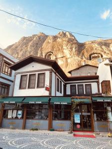 阿马西亚Ziyagil Konağı的山底街道上的建筑