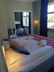 雷克桑德Sjugare Gård Bed & Breakfast的一张配有白色床单和毛巾的大床