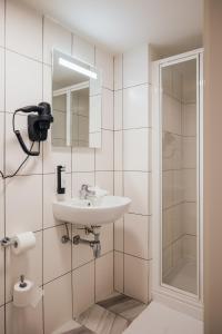 根特ROXI Residence Gent的一间带水槽和淋浴的浴室