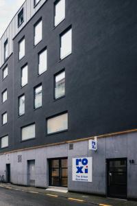 根特ROXI Residence Gent的一座黑色的大建筑,上面有标志