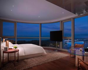 深圳深圳湾安达仕酒店(入住享受免费迷你吧，酒廊礼遇，及欢迎水果）的一间卧室设有一张床和一个大窗户