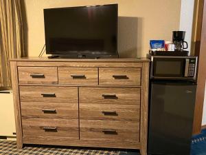 帕尔默鹰酒店的木制梳妆台上方的电视机,配有微波炉