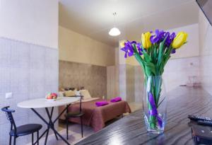 基辅Pechersk House的花瓶,花朵盛满紫色,坐在桌子上
