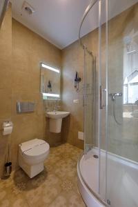 LesnikiHotel Riders Equides club的浴室配有卫生间、盥洗盆和淋浴。