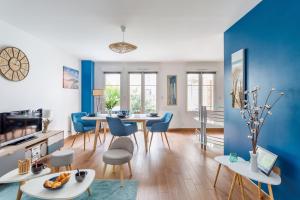 圣马洛L'Echo des Vagues的客厅拥有蓝色的墙壁和桌椅