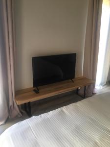 安德诺莱斯贝恩Villa Andernos的卧室内的木桌旁配有平面电视