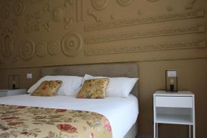 卡塞塔Il Cavaliere Bed and Breakfast的卧室配有白色的床和2个枕头