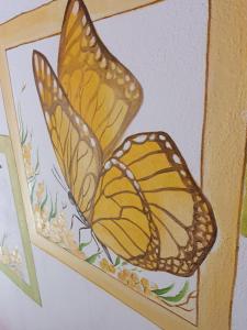 梅泽格拉策里斯特公寓酒店的木箱中蝴蝶的画