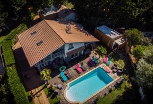 安德诺莱斯贝恩Villa Andernos的享有带游泳池的房屋的空中景致